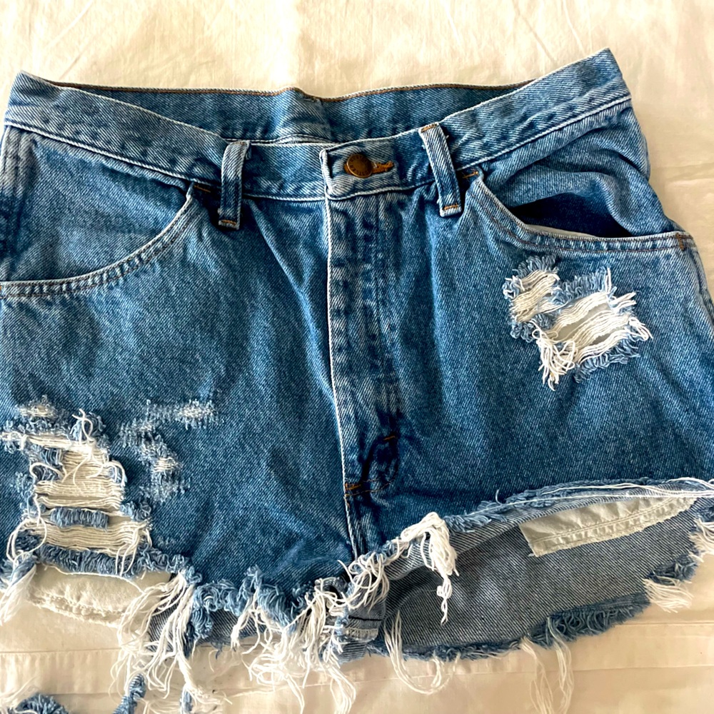 Rustler cut off jeans.‎ These were originally pants. Size 32 waist.